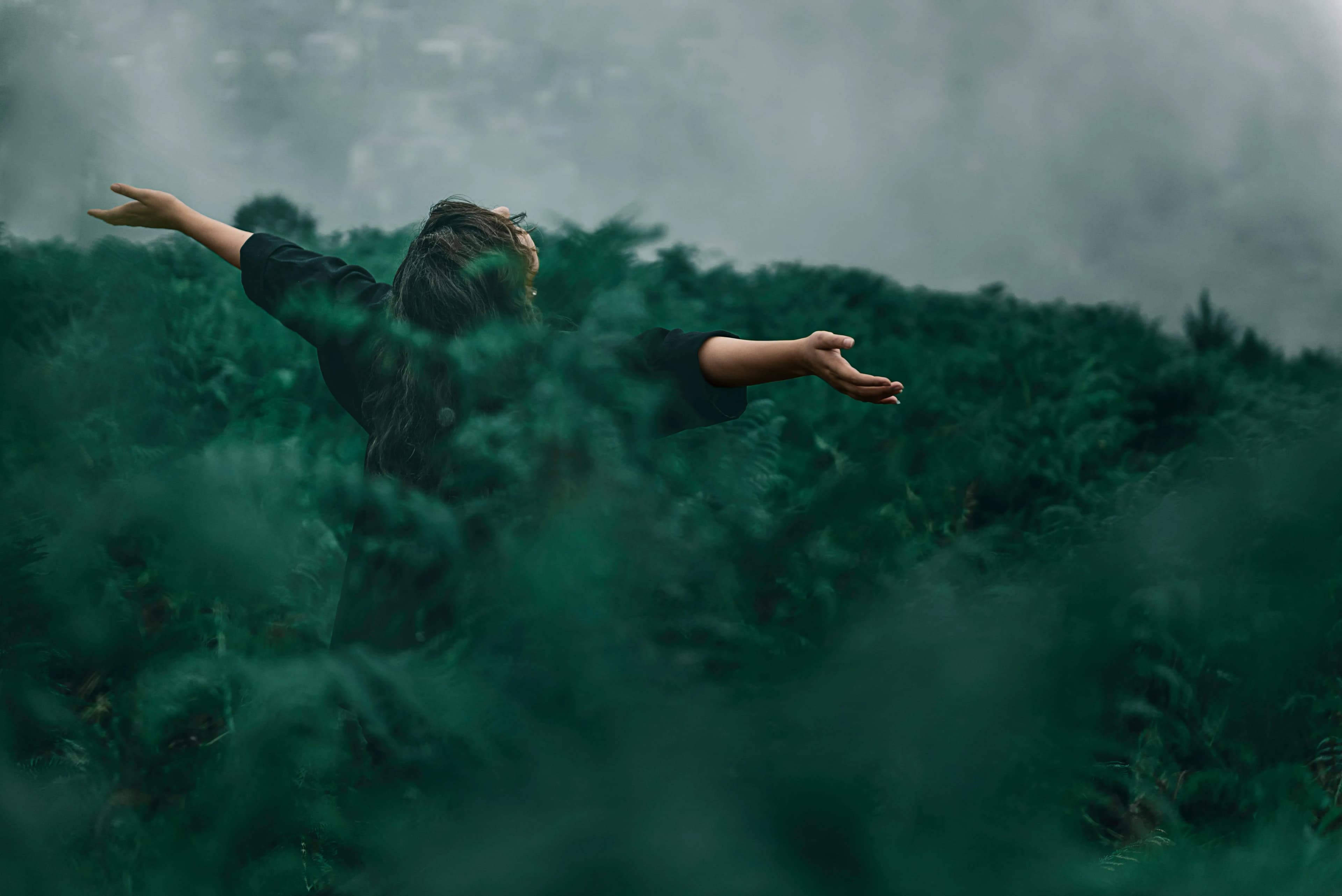 Person entspannt sich während einer energetischen Behandlung mit Frequenztropfen – symbolisiert innere Balance und Heilung.