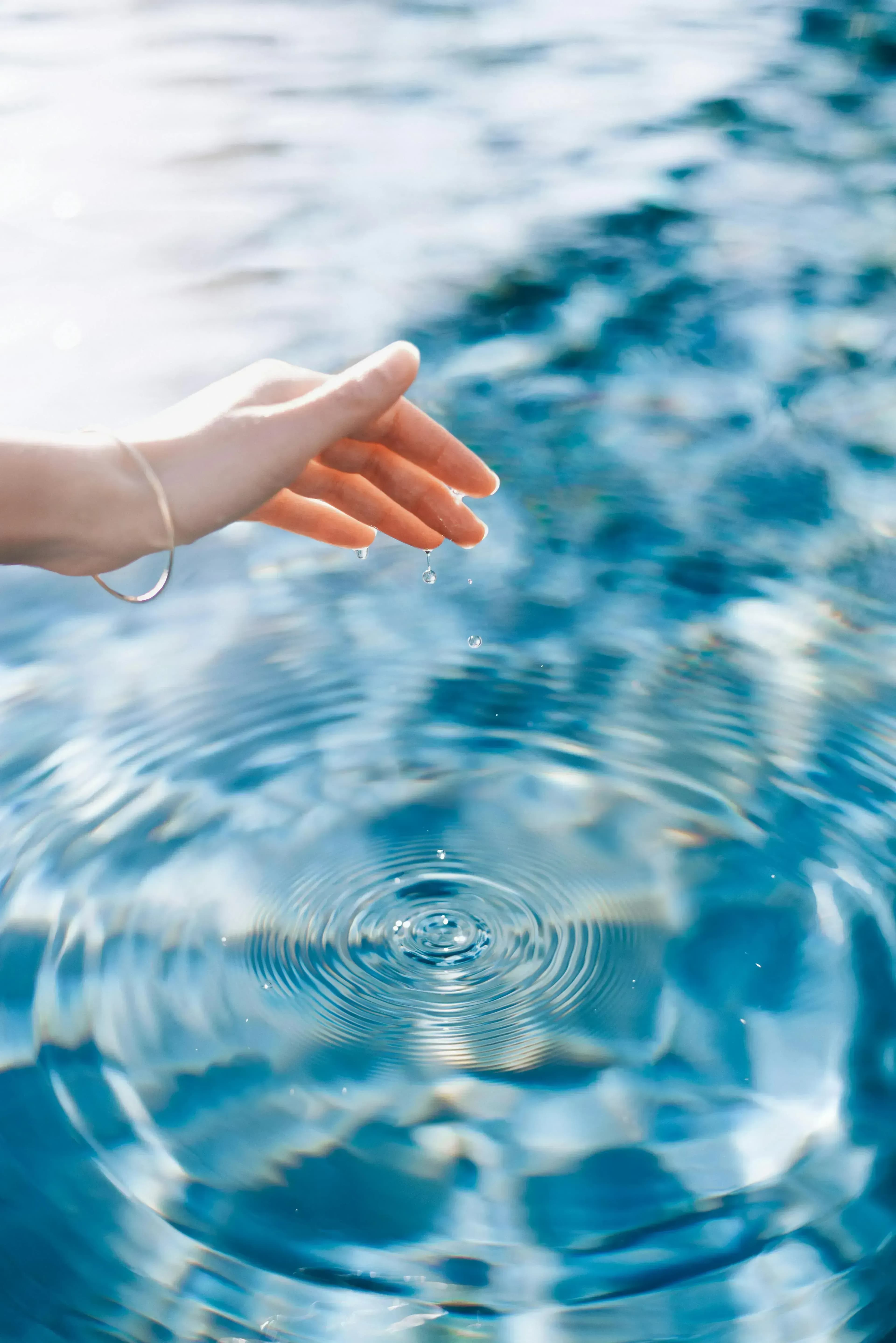 Hand, die aus dem Wasser gezogen wurde