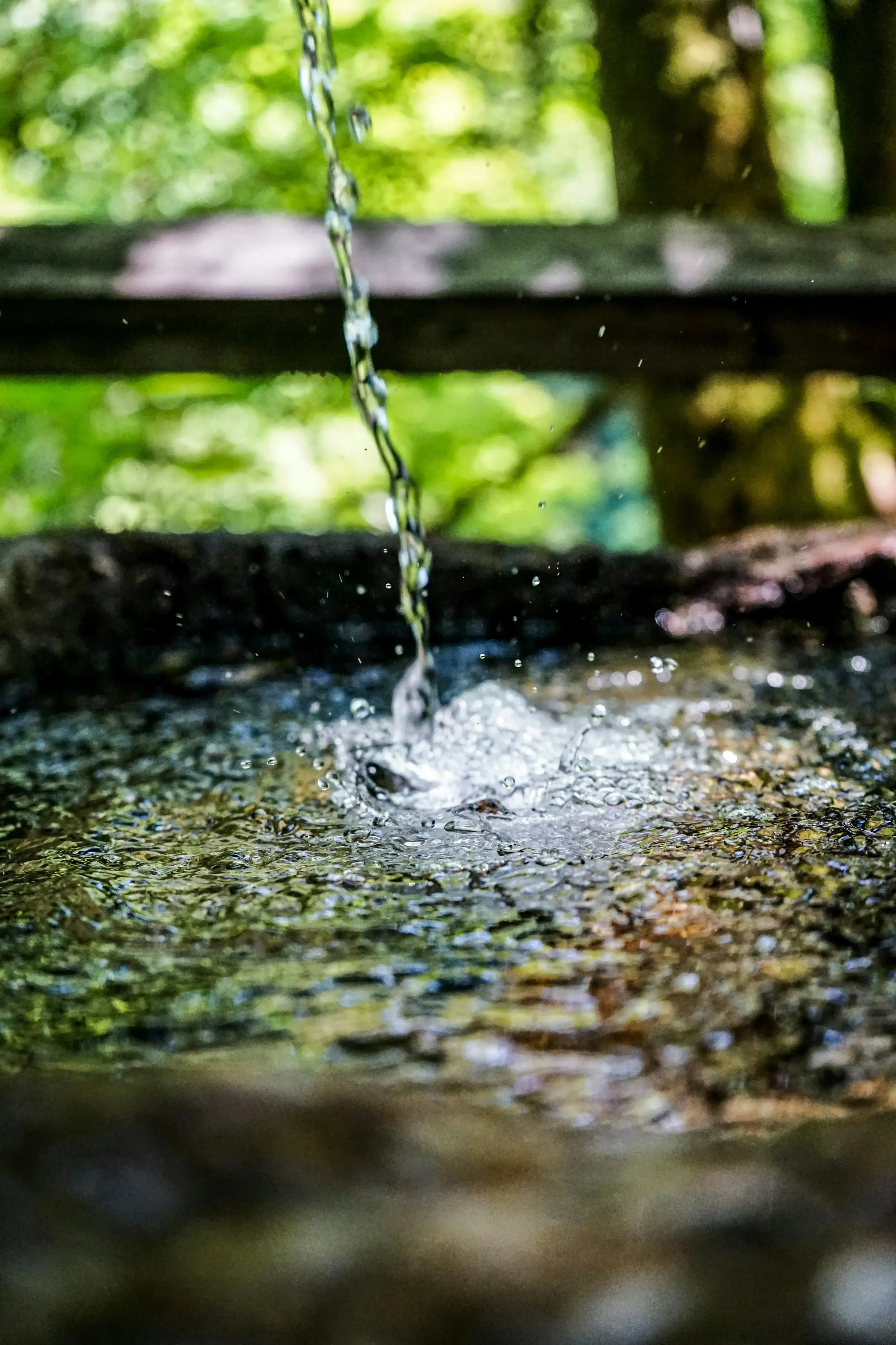 kleiner Wasserstrahl n einem Bach